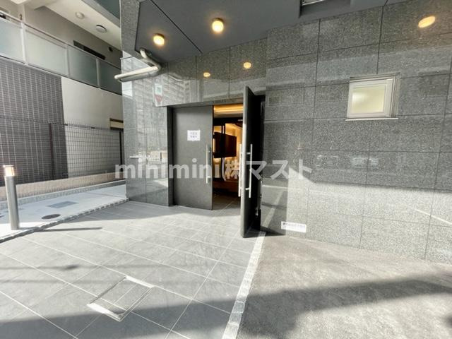 大阪市中央区高津１丁目の賃貸マンションのエントランス