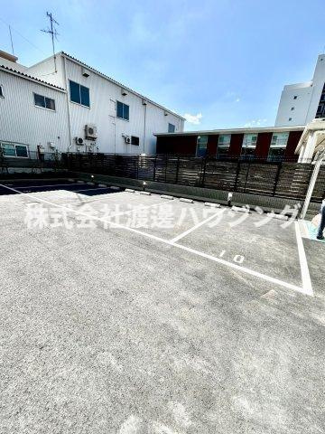 アドバンス江坂東デパールの駐車場