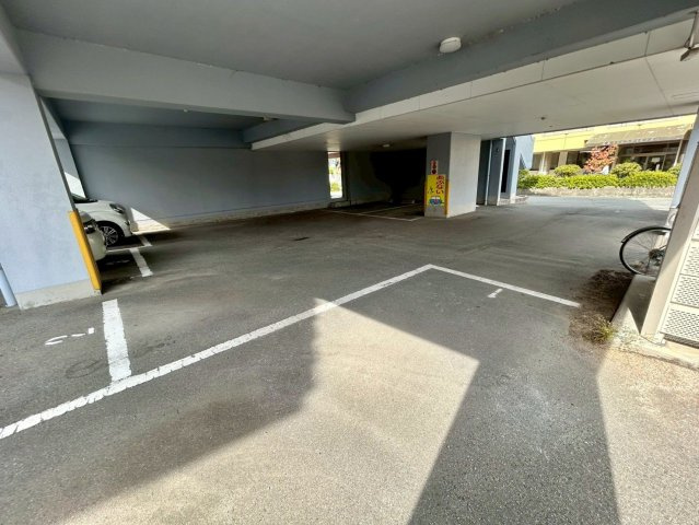 ファーストイン荒木の駐車場|駐車スペースもあります☆