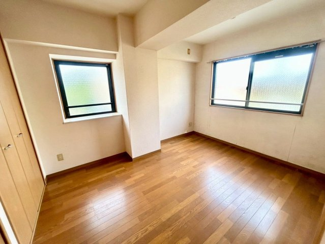 ファーストイン荒木の寝室|風通しも良い寝室です☆