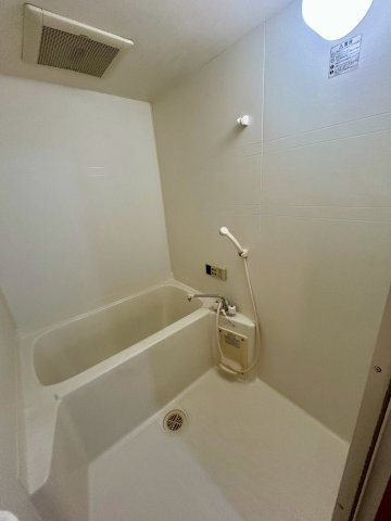 ファーストイン荒木の浴室|追い焚き機能付きのお風呂です♪