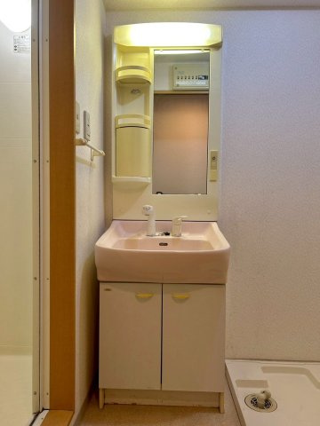 ファーストイン荒木の洗面所|明るい洗面所です★