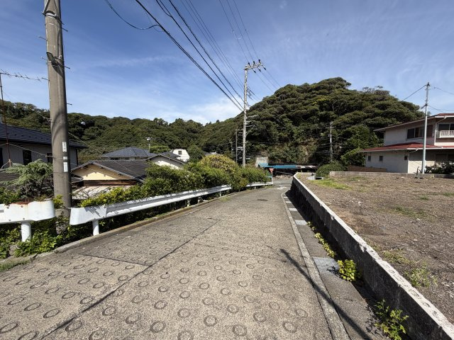 海まで徒歩８分！陽当たり良好な高台の新築戸建の前面道路含む現地写真