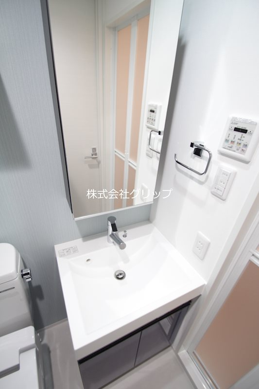 グランリーヴェル横濱プルミエの独立洗面台