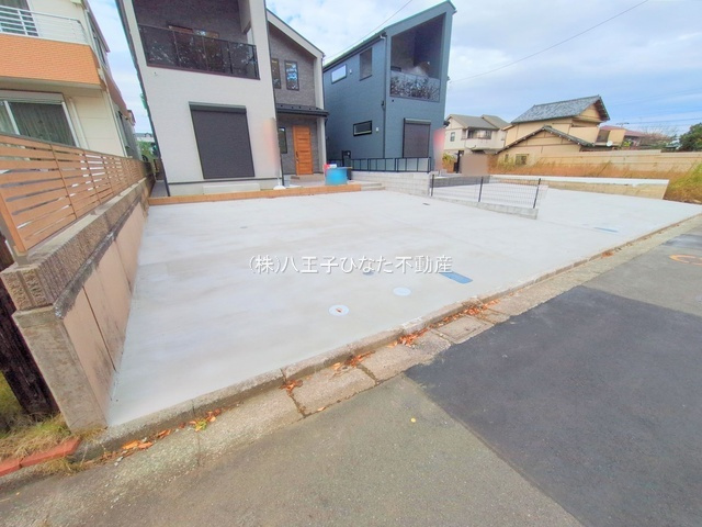 『八王子市新築戸建て』八王子市めじろ台3-41-4【仲介手数料無料】の駐車場|～仲介手数料無料☆八王子ひなた不動産～　八王子市めじろ台　新築戸建て