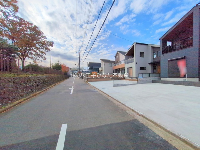 『八王子市新築戸建て』八王子市めじろ台3-41-4【仲介手数料無料】の前面道路含む現地写真|～仲介手数料無料☆八王子ひなた不動産～　八王子市めじろ台　新築戸建て
