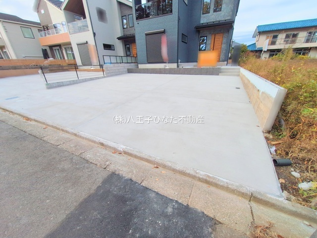 『八王子市新築戸建て』八王子市めじろ台3-41-4【仲介手数料無料】の駐車場|～仲介手数料無料☆八王子ひなた不動産～　八王子市めじろ台　新築戸建て