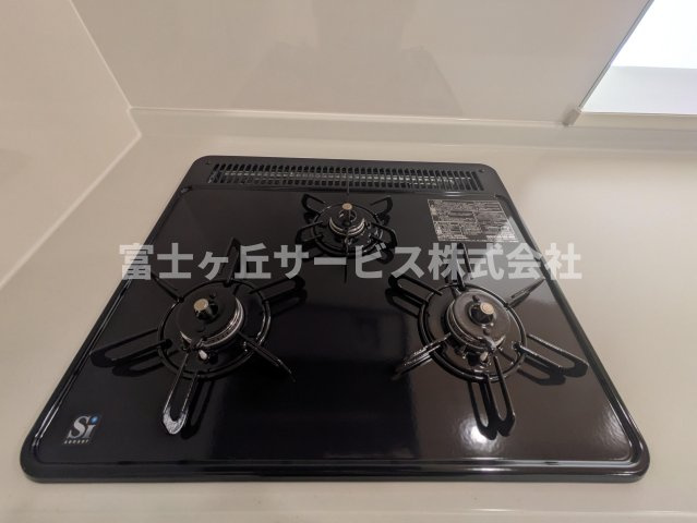 【その他】 | 磐田市掛塚 2期 新築一戸建て | 3口コンロがあります