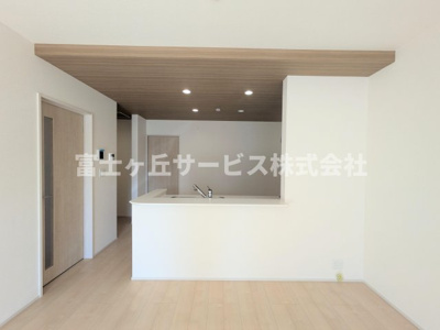 【キッチン】 | 磐田市掛塚 2期 新築一戸建て | 前から見たキッチンです