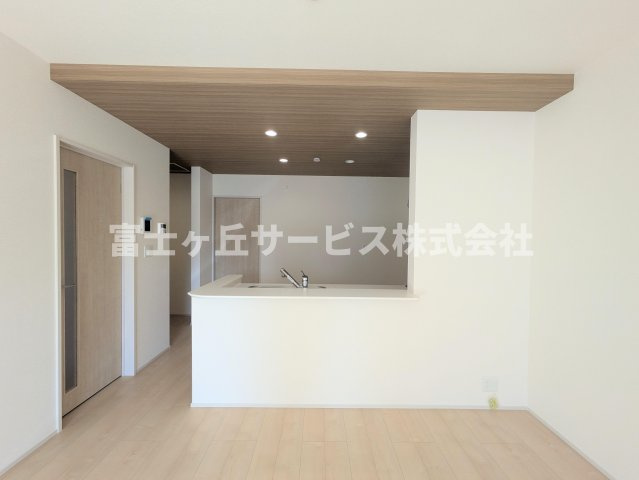 【キッチン】 | 磐田市掛塚 2期 新築一戸建て | 前から見たキッチンです