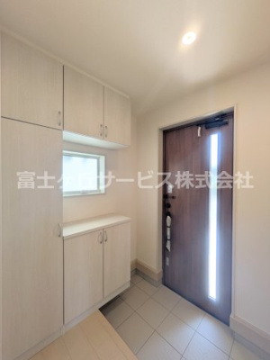 【玄関】 | 富士宮市小泉 新築一戸建て 2号棟 | きれいな玄関です