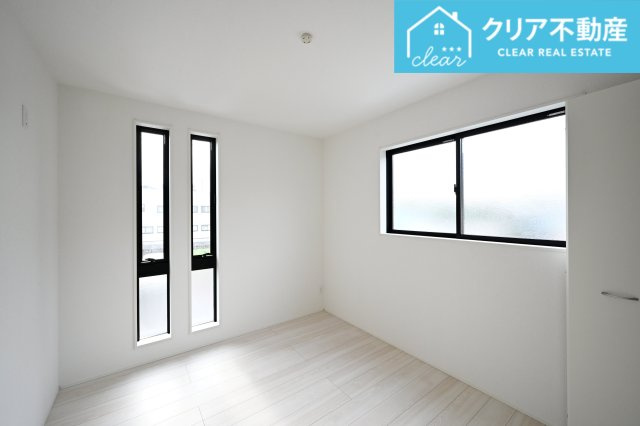 【洋室】 | 桐生市相生町2期　GRARARE　１号棟 | 2面採光の洋室は日当たりがよくあったか♪