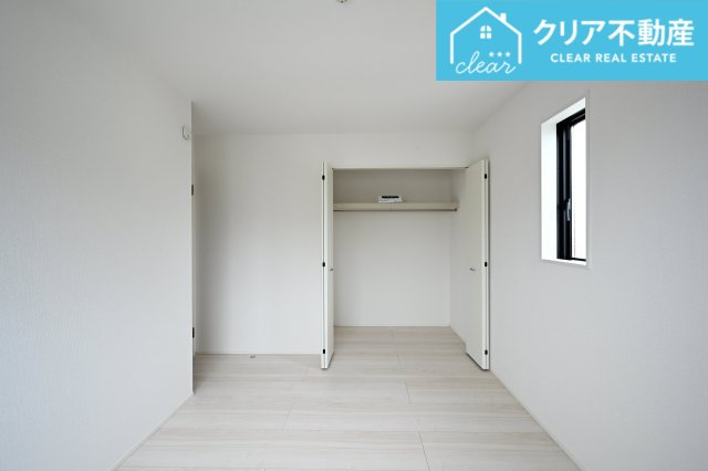 【洋室】 | 桐生市相生町2期　GRARARE　１号棟 | 寛ぎの時間を紡ぎだす主寝室。大型ベッドを置いても余裕です。