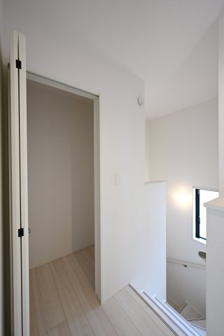 【洋室】 | 桐生市相生町2期　GRARARE　１号棟 | 季節外の洋服や冷暖房器具もしまっておける大容量の納戸付きです！