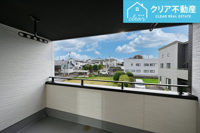 【バルコニー】 | 桐生市相生町2期　GRARARE　１号棟 | 屋根付きワイドバルコニーなので、急な雨の時も安心♪竿受けも設置済み！