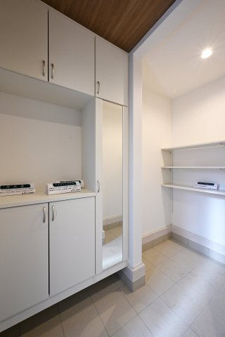 【玄関】 | 桐生市相生町2期　GRARARE　１号棟 | 大型のシューズボックスがあるので、家族全員の靴をしっかり収納！玄関スッキリ！