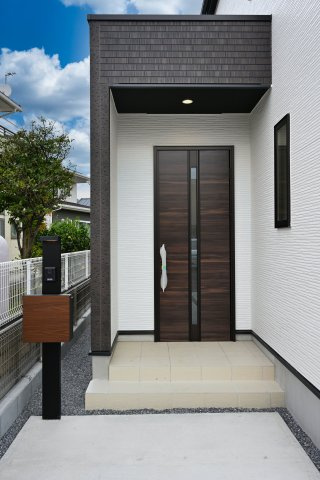 【玄関】 | 桐生市相生町2期　GRARARE　１号棟 | 玄関はディンプルキー＆ダブルロックドア採用で防犯対策もバッチリです！