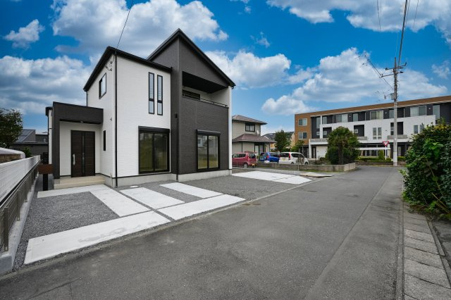 【駐車場】 | 桐生市相生町2期　GRARARE　１号棟 | 並列３台駐車可能なゆとりのカースペース！