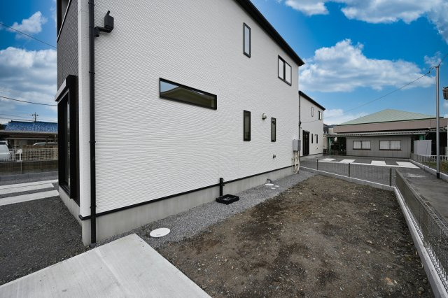 【駐車場】 | 桐生市相生町2期　GRARARE　１号棟 | 広々としたお庭でバーベキューやガーデニングも楽しめます♪