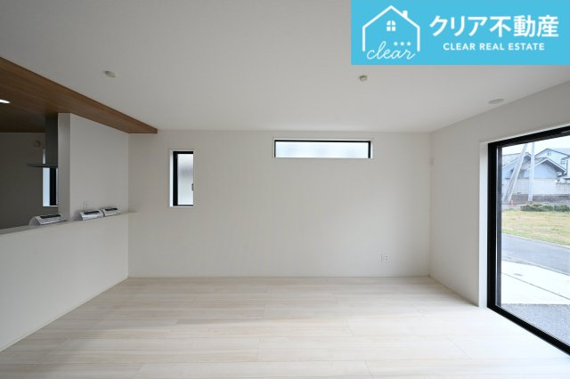 【居間・リビング】 | 桐生市相生町2期　GRARARE　１号棟 | 大型ＴＶも余裕で置けちゃう！ワイドなリビングで家族団らんの時間も増えそうですね♪