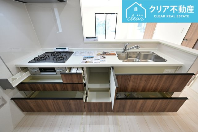 【キッチン】 | 桐生市相生町2期　GRARARE　１号棟 | スライド収納付きシステムキッチン。パスタ鍋や圧力鍋の出し入れもスムーズ！