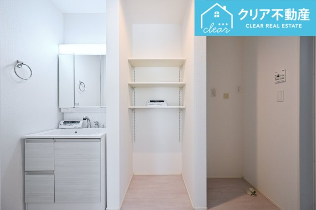 【独立洗面台】 | 桐生市相生町2期　GRARARE　１号棟 | 3面ミラーの後ろは収納スペースを完備。生活感のあるものは隠して、スッキリシンプルな洗面台に！