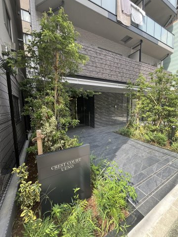 クレストコート上野のエントランス