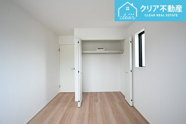 【洋室】 | 桐生市相生町2期　GRAFARE　2号棟 | 広々としたクローゼットでお部屋はいつでもスッキリクリアに！