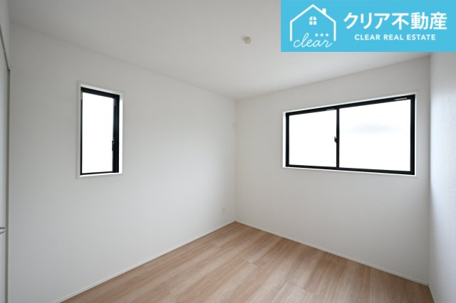 【洋室】 | 桐生市相生町2期　GRAFARE　2号棟 | 2面採光の洋室は日当たりがよくあったか♪