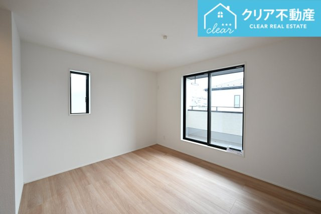 【洋室】 | 桐生市相生町2期　GRAFARE　2号棟 | 寛ぎの時間を紡ぎだす主寝室。大型ベッドを置いても余裕です。