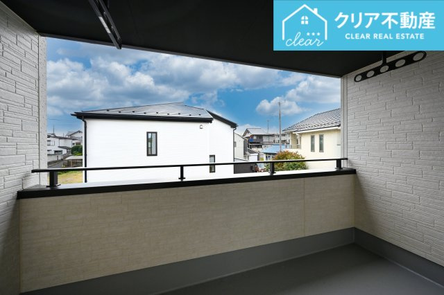 【バルコニー】 | 桐生市相生町2期　GRAFARE　2号棟 | 屋根付きワイドバルコニーなので、急な雨の時も安心♪竿受けも設置済み！