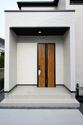 【玄関】 | 桐生市相生町2期　GRAFARE　2号棟 | 玄関はディンプルキー＆ダブルロックドア採用で防犯対策もバッチリです！