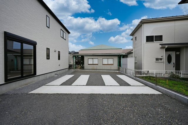 【駐車場】 | 桐生市相生町2期　GRAFARE　2号棟 | 並列３台駐車可能なゆとりのカースペース！