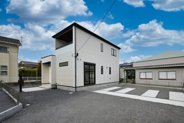 【外観】 | 桐生市相生町2期　GRAFARE　2号棟 | 広々としたお庭でバーベキューやガーデニングも楽しめます♪