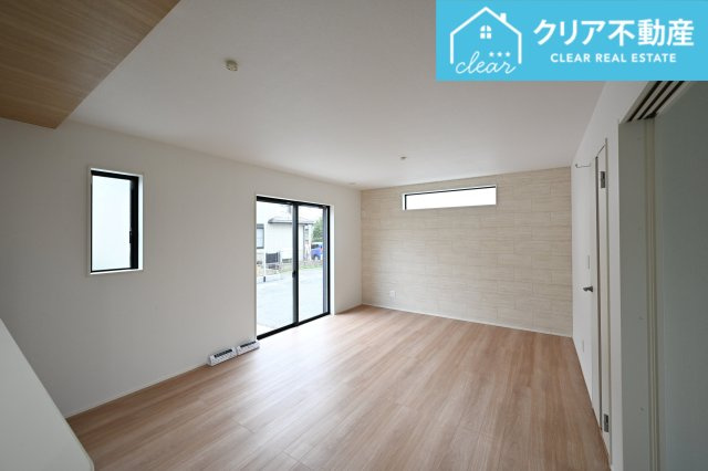 【居間・リビング】 | 桐生市相生町2期　GRAFARE　2号棟 | 日当たりがよく広いリビングは家族が自然と集まる居心地の良い空間です♪