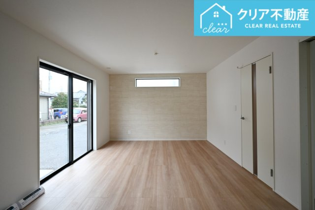 【居間・リビング】 | 桐生市相生町2期　GRAFARE　2号棟 | 大型ＴＶも余裕で置けちゃう！ワイドなリビングで家族団らんの時間も増えそうですね♪