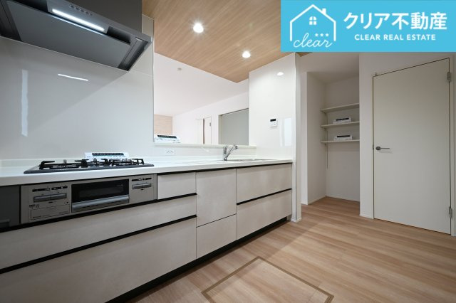 【キッチン】 | 桐生市相生町2期　GRAFARE　2号棟 | 対面タイプならキッチン内にいながらご家族やお客様との会話が楽しめます