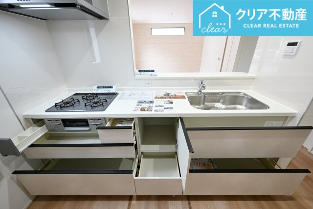 【キッチン】 | 桐生市相生町2期　GRAFARE　2号棟 | スライド収納付きシステムキッチン。パスタ鍋や圧力鍋の出し入れもスムーズ！