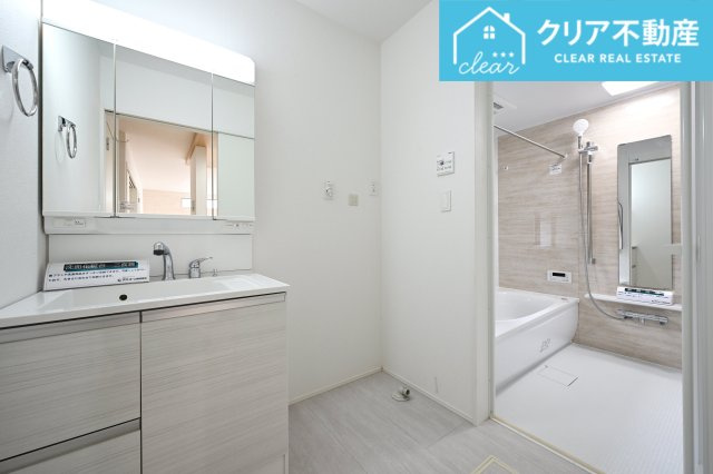 【独立洗面台】 | 桐生市相生町2期　GRAFARE　2号棟 | 3面ミラーの後ろは収納スペースを完備。生活感のあるものは隠して、スッキリシンプルな洗面台に！