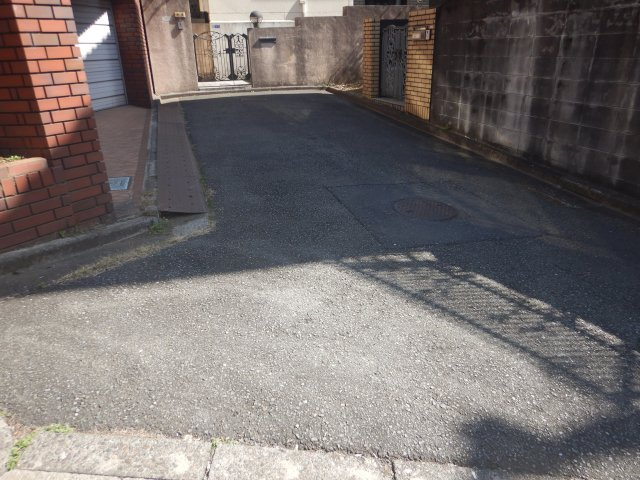 下落合4丁目中古戸建の前面道路含む現地写真