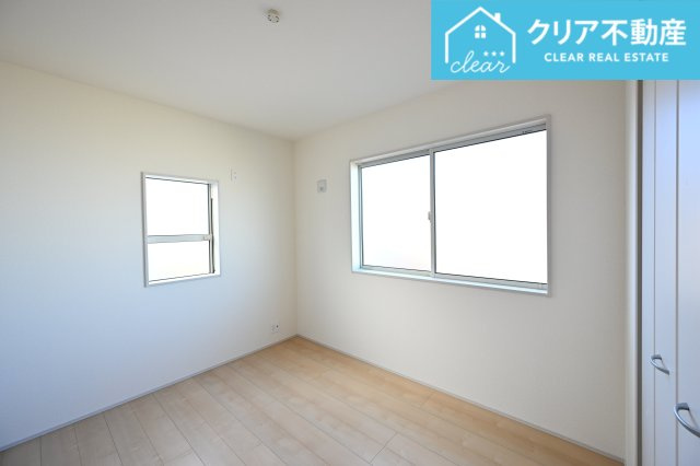 【洋室】 | 太田第14下田島町 リーブルガーデン　2号棟 | 2面採光の洋室は日当たりがよくあったか♪