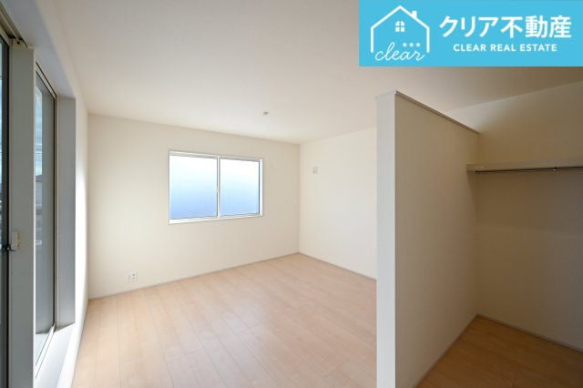 【収納】 | 太田第14下田島町 リーブルガーデン　2号棟 | 日当たりのよい寝室は大容量のウォークインクローゼット付き！