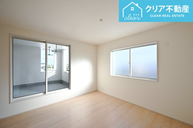 【洋室】 | 太田第14下田島町 リーブルガーデン　2号棟 | 寛ぎの時間を紡ぎだす主寝室。大型ベッドを置いても余裕です。