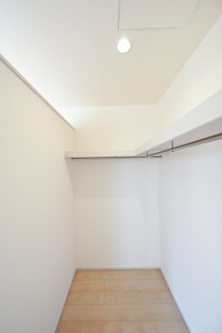 【収納】 | 太田第14下田島町 リーブルガーデン　2号棟 | 憧れのウォークインクローゼットでお洋服もたっぷり収納！