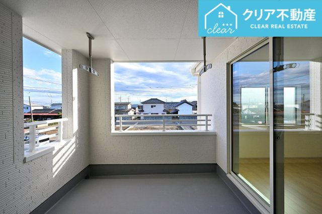 【バルコニー】 | 太田第14下田島町 リーブルガーデン　2号棟 | 屋根付きワイドバルコニーなので、急な雨の時も安心♪竿受けも設置済み！