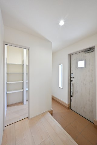 【玄関】 | 太田第14下田島町 リーブルガーデン　2号棟 | 大型のシューズボックスがあるので、家族全員の靴をしっかり収納！玄関スッキリ！