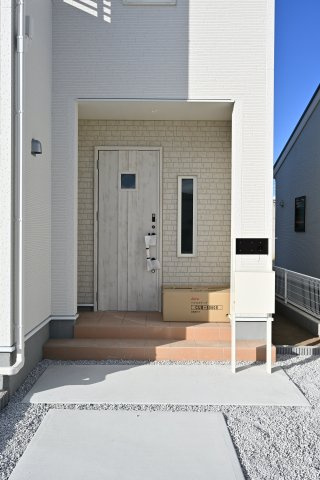 【玄関】 | 太田第14下田島町 リーブルガーデン　2号棟 | 玄関はディンプルキー＆ダブルロックドア採用で防犯対策もバッチリです！