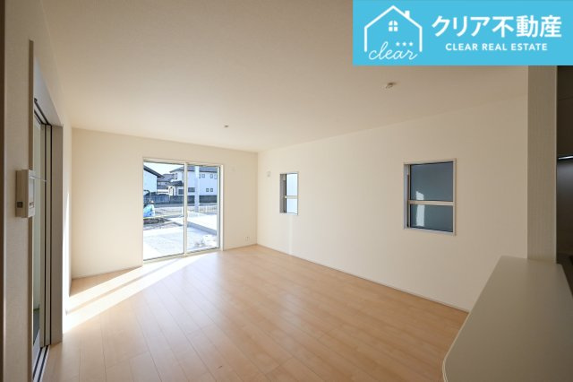 【居間・リビング】 | 太田第14下田島町 リーブルガーデン　2号棟 | 日当たりがよく広いリビングは家族が自然と集まる居心地の良い空間です♪