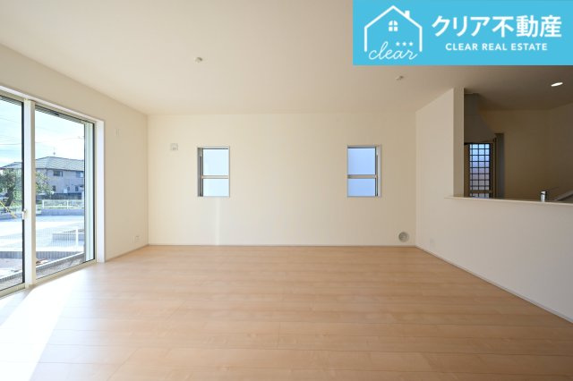 【居間・リビング】 | 太田第14下田島町 リーブルガーデン　2号棟 | 大型ＴＶも余裕で置けちゃう！ワイドなリビングで家族団らんの時間も増えそうですね♪