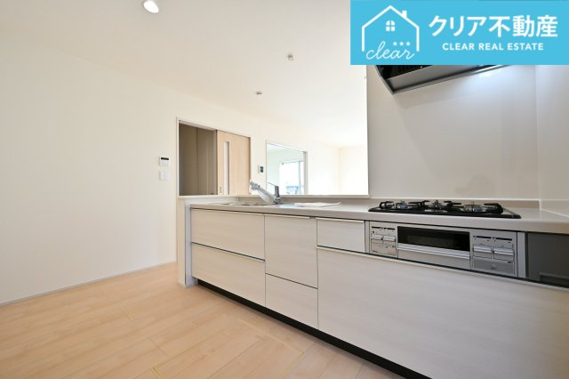 【キッチン】 | 太田第14下田島町 リーブルガーデン　2号棟 | 対面タイプならキッチン内にいながらご家族やお客様との会話が楽しめます